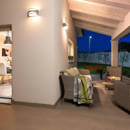 Three-bedroom In Cetinici 別荘 Orbanići