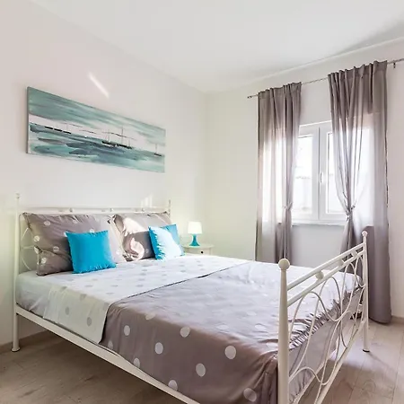 別荘 Three-bedroom In Cetinici *