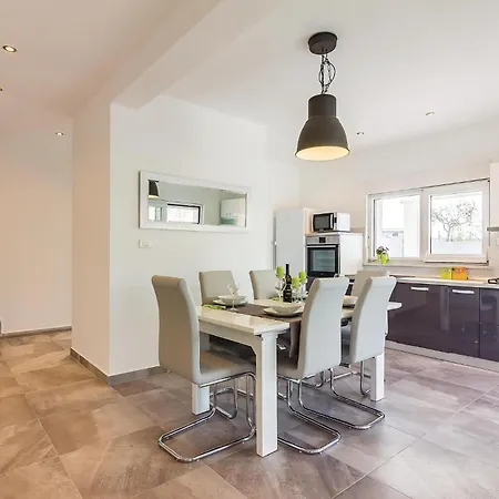 Three-bedroom In Cetinici