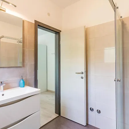 Three-bedroom In Cetinici 別荘 Orbanići