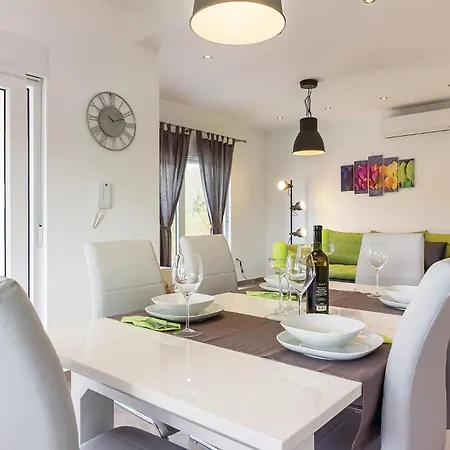Three-bedroom In Cetinici 別荘