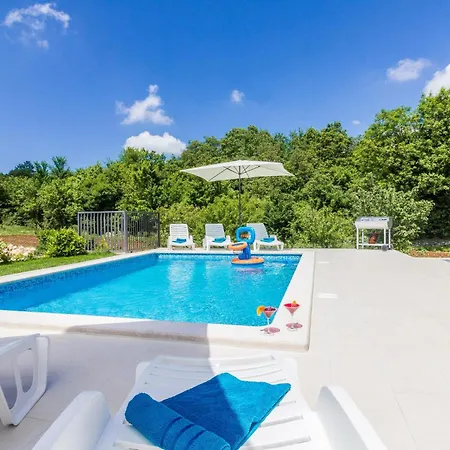 別荘 Three-bedroom In Cetinici Orbanići