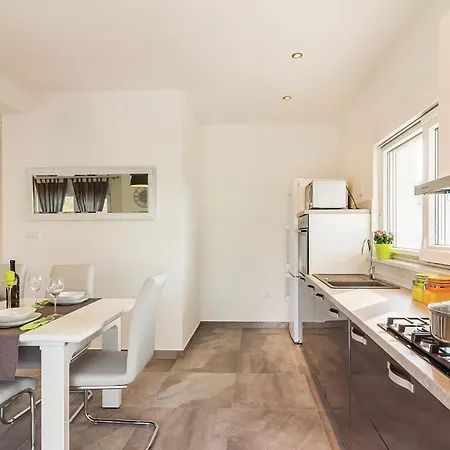 別荘 Three-bedroom In Cetinici *