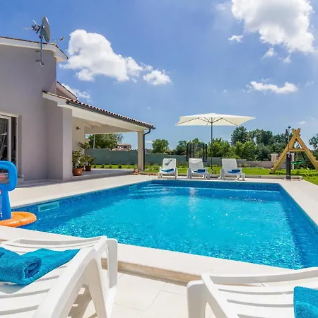 別荘 Three-bedroom In Cetinici