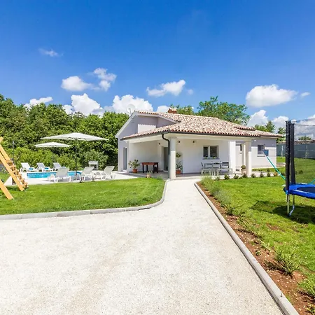Three-bedroom In Cetinici 別荘