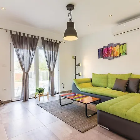 Three-bedroom In Cetinici *