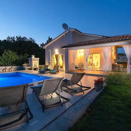 別荘 Three-bedroom In Cetinici *