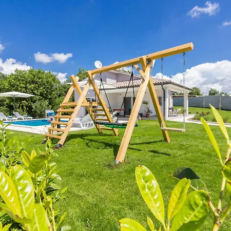 別荘 Three-bedroom In Cetinici Orbanići
